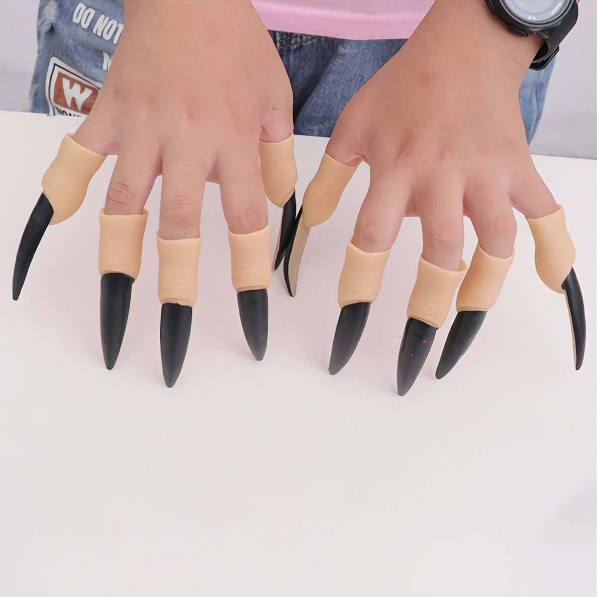 Easy Cosplay Prop - ハロウィーン用ネイルパーツ20個入り。ゴム製で簡単に装着でき、魔女、ゾンビ、魔法使い、ゴーストなどの不気味なデザインで、コスプレパーティーや楽しいデコレーションに最適。